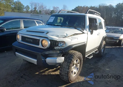 2010 Toyota Fj Cruiser z USA, uszkodzony, nr VIN JTEBU4BF5AK071265